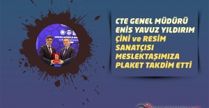 CTE Genel Müdürü Enis Yavuz YILDIRIM, Çini ve Resim Sanatçısı Meslektaşımıza Plaket Takdim Etti
