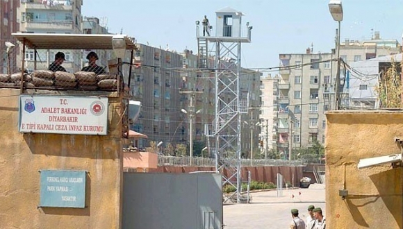 Diyarbakır E Tipi Kapalı Cezaevine Ses Bombalı Saldırı...